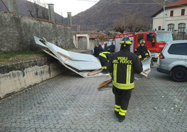 Vento a Cuvio, volano le lamiere di copertura di un capannone