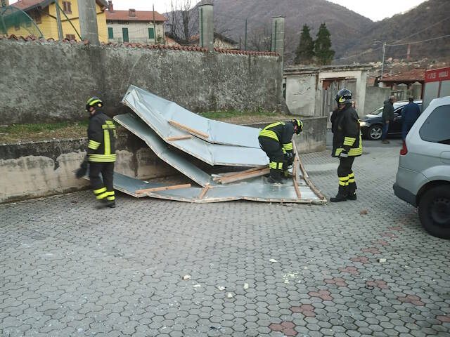 Vento a Cuvio, volano le lamiere di copertura di un capannone