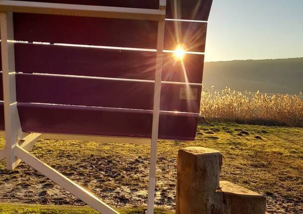 raggio di sole al tramonto sulla panca big bench 333 di Varano Borghi