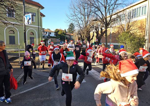 Corsa dei babbi natale a bizzozero