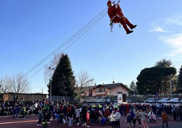 I Vigili del Fuoco portano doni ai bambini a Marnate