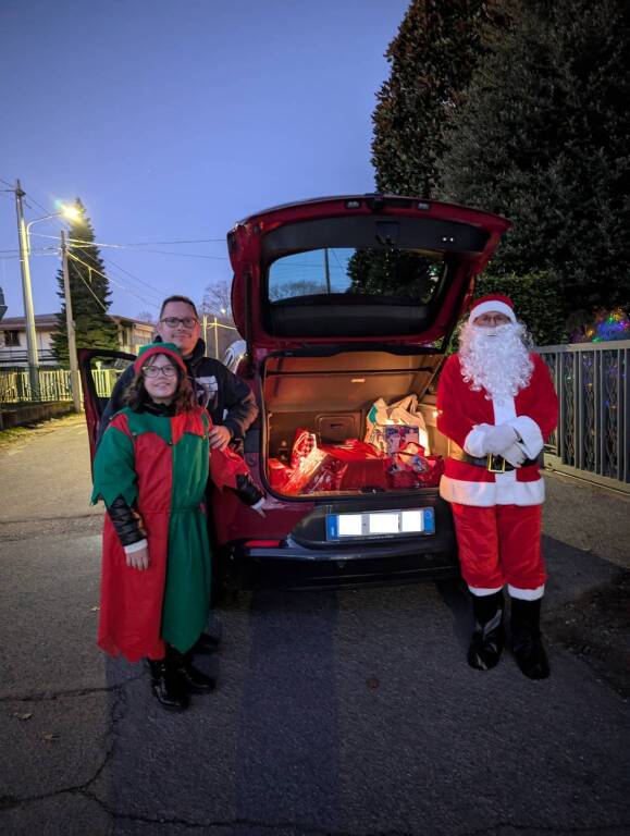 I Babbo Natale hanno girato Ferno per consegnare regali ai bambini