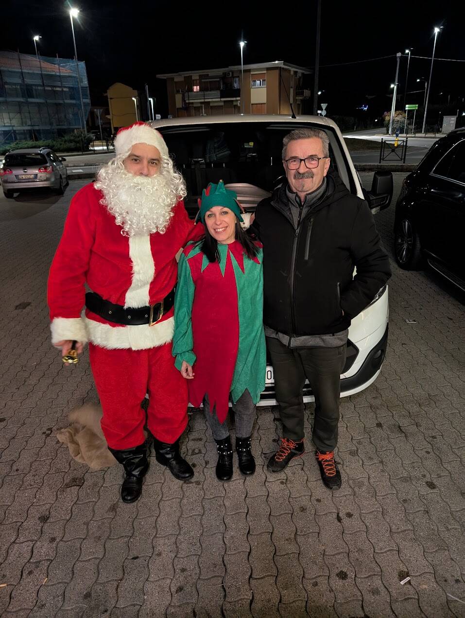 I Babbo Natale hanno girato Ferno per consegnare regali ai bambini