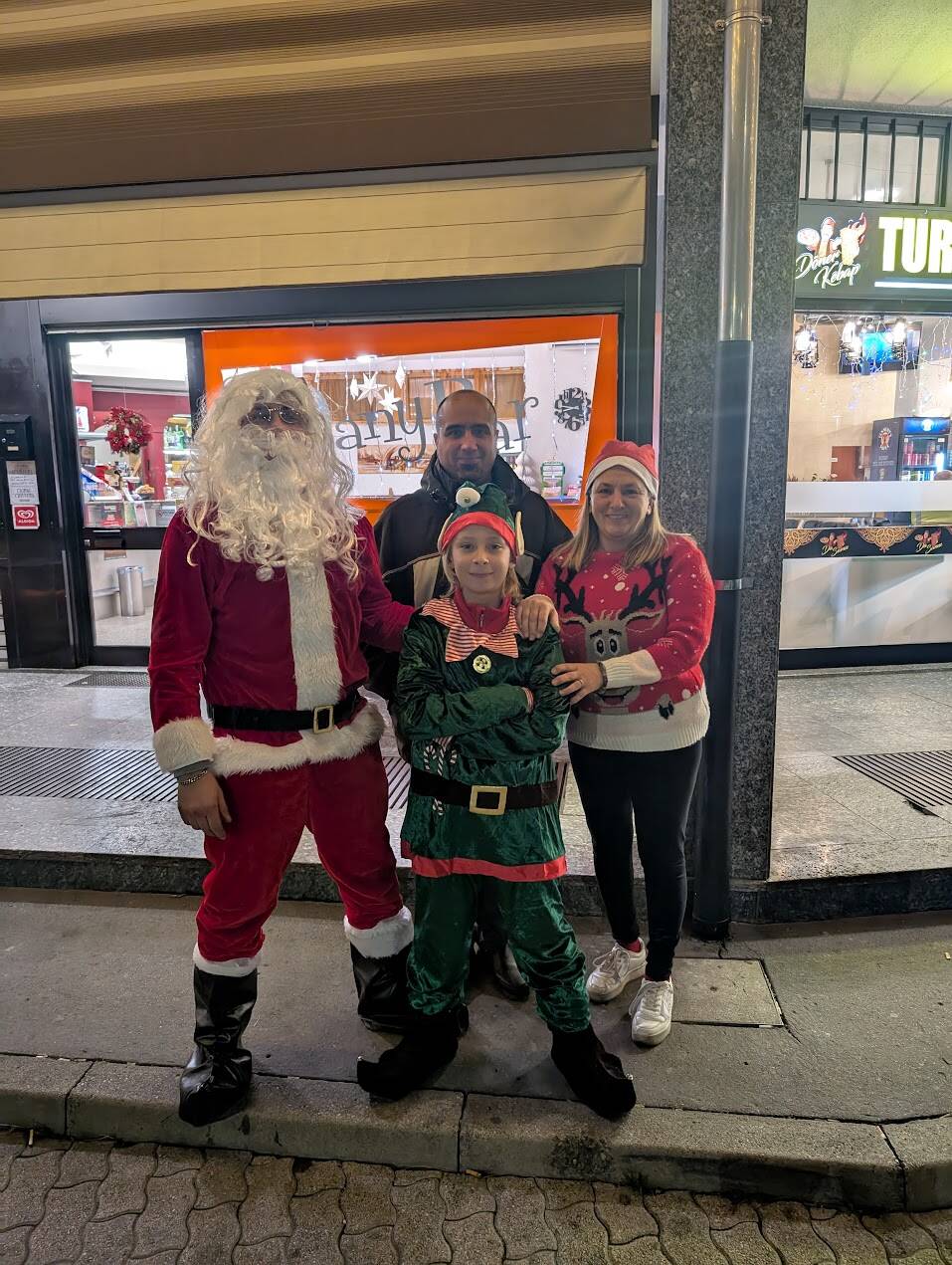 I Babbo Natale hanno girato Ferno per consegnare regali ai bambini