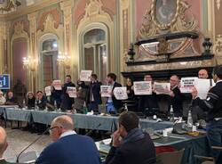 I cartelloni contro la Lega fermano il consiglio comunale 