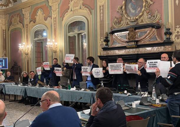 I cartelloni contro la Lega fermano il consiglio comunale 