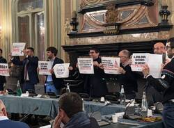 I cartelloni contro la Lega fermano il consiglio comunale 