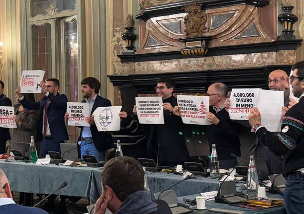 I cartelloni contro la Lega fermano il consiglio comunale 