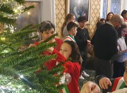 I sindaci dei ragazzi decorano l'albero di Natale del Prefetto