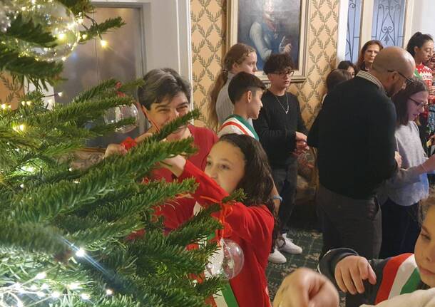 I sindaci dei ragazzi decorano l'albero di Natale del Prefetto