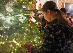 I sindaci dei ragazzi decorano l'albero di Natale del Prefetto