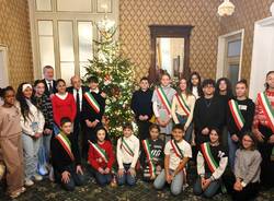 I sindaci dei ragazzi decorano l'albero di Natale del Prefetto