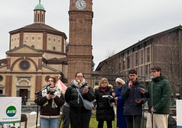 volontari di AVSI portano il Natale in piazza a Legnano