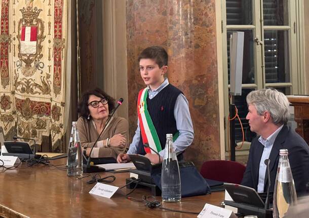 Il sindaco dei ragazzi Leonardo apre il consiglio comunale di Varese del bilancio