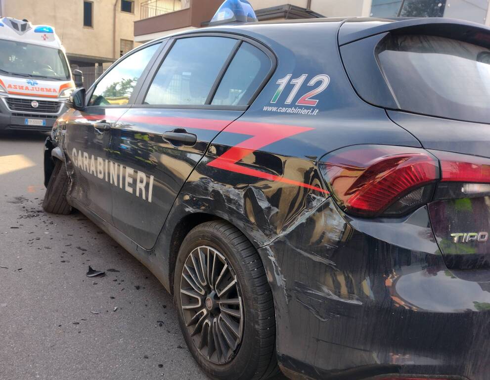 Incidente a Canegrate furgone contro pattuglia 