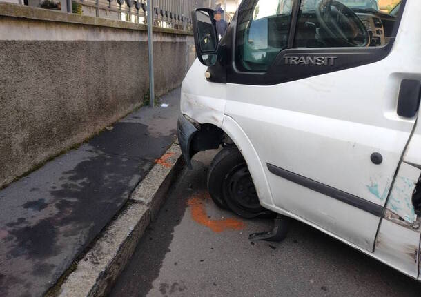 Incidente a Canegrate, donna investita sul marciapiede