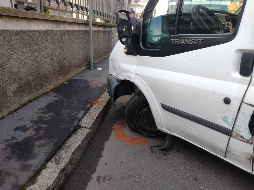 Incidente a Canegrate furgone contro pattuglia 