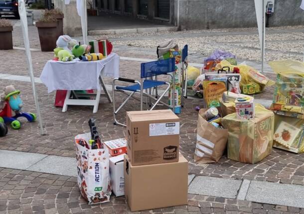 Insieme per Busto in piazza per raccogliere giochi e libri usati per i bimbi bisognosi