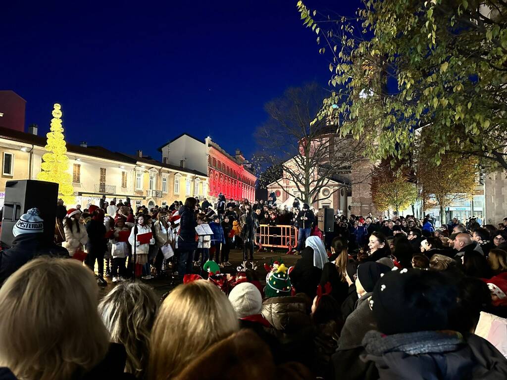 L’accensione dell’albero di Natale a Legnano 