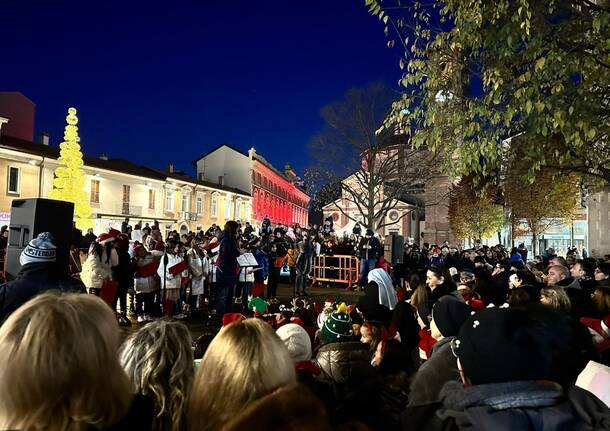 L’accensione dell’albero di Natale a Legnano 