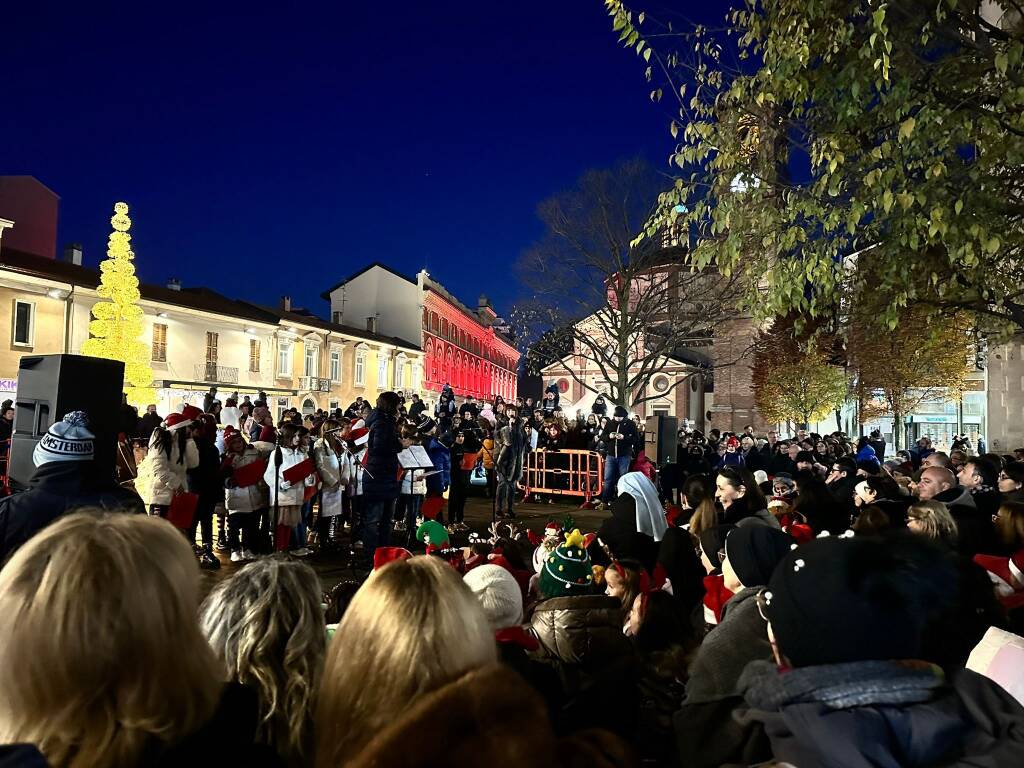 L’accensione dell’albero di Natale a Legnano 