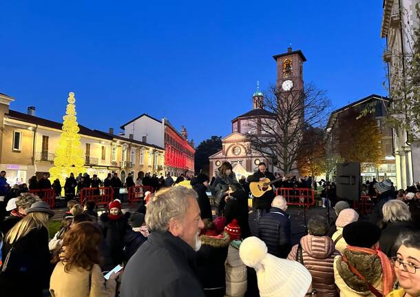 L’accensione dell’albero di Natale a Legnano 