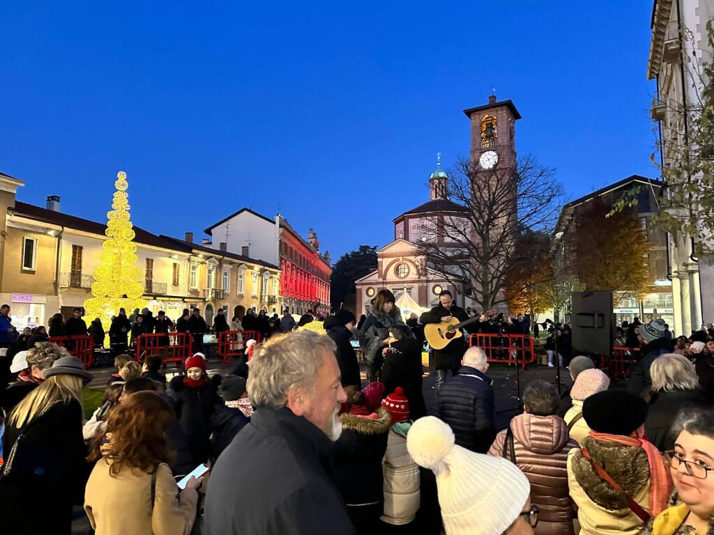 L’accensione dell’albero di Natale a Legnano 