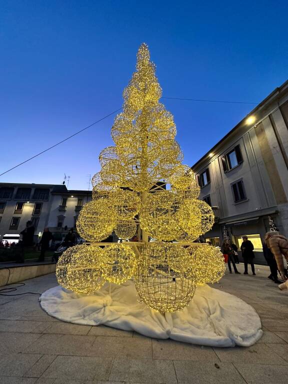 L’accensione dell’albero di Natale a Legnano 