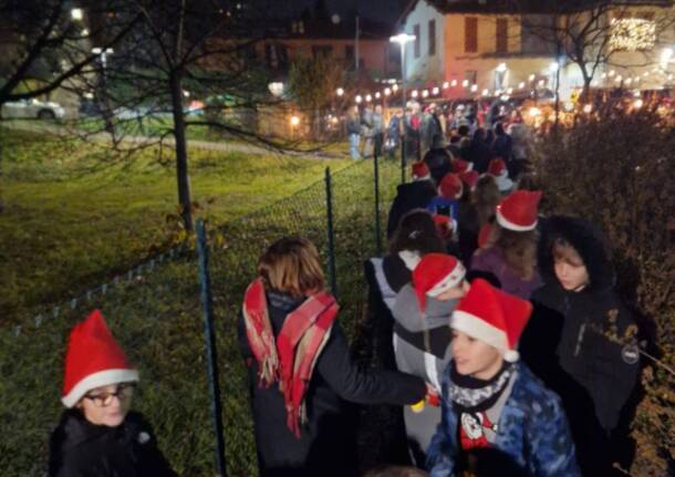 I bambini della primaria accendono lo spirito natalizio ad Avigno