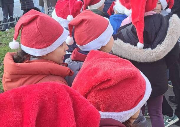 Le voci dei bambini accendono la magia del Natale a Sant’Ambrogio