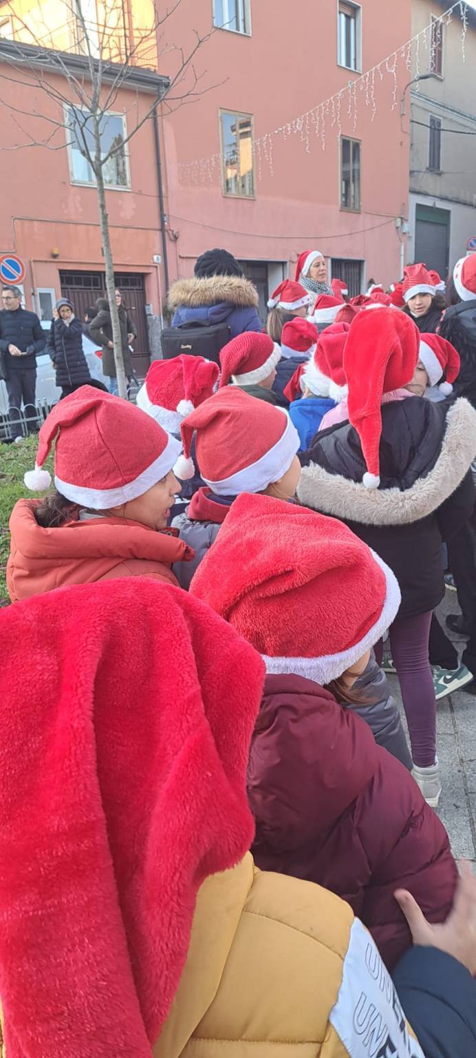 Le voci dei bambini accendono la magia del Natale a Sant’Ambrogio