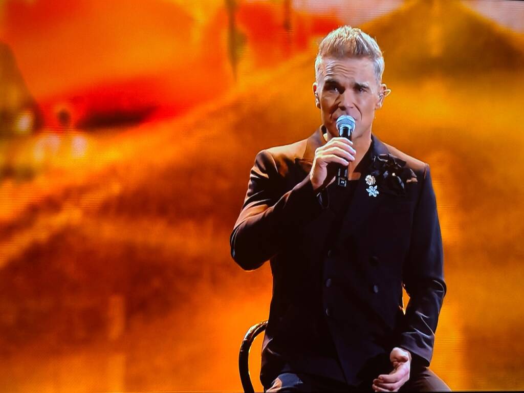 robbie williams superospite alla finale di xfactor