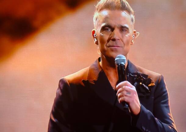 robbie williams superospite alla finale di xfactor