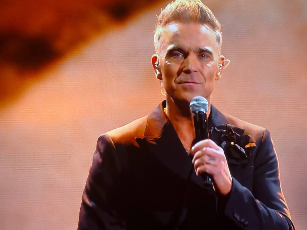 robbie williams superospite alla finale di xfactor