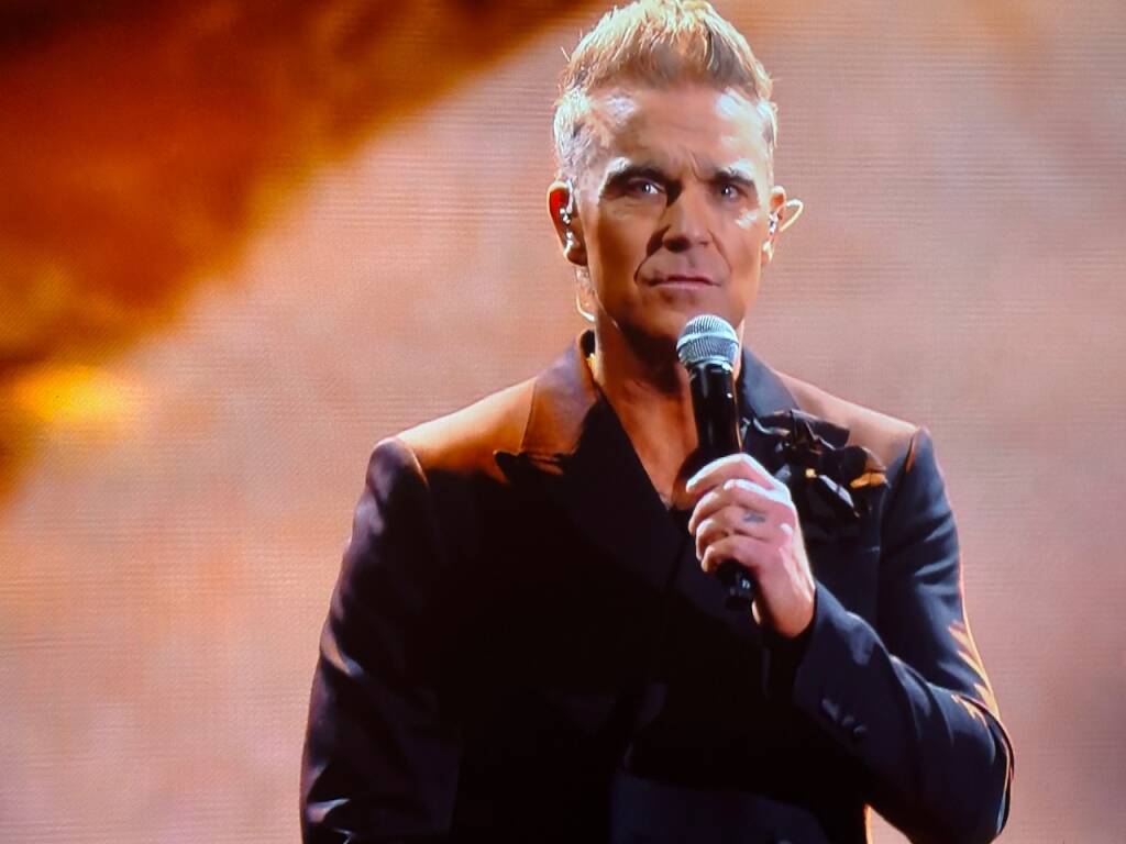 robbie williams superospite alla finale di xfactor