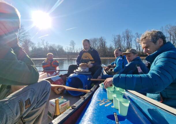 Il brindisi di Santo Stefano 2024 in canoa sul Lago di Varese