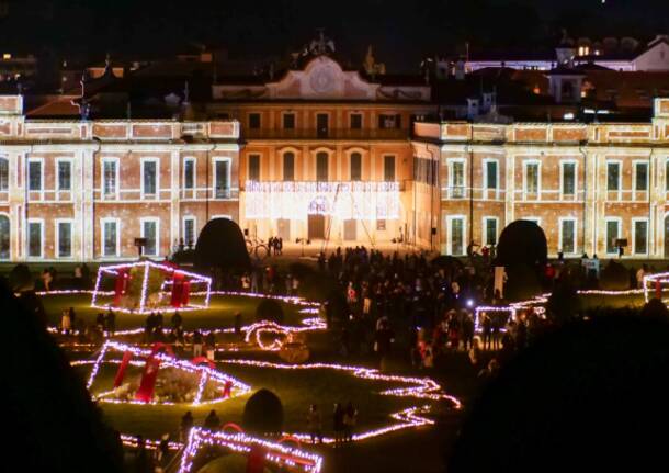 Si accende lo spettacolo di luci ai Giardini Estensi di Varese