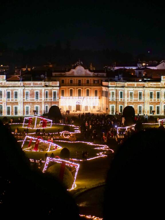 Si accende lo spettacolo di luci natalizie a Varese