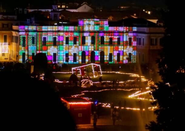 Si accende lo spettacolo di luci natalizie a Varese