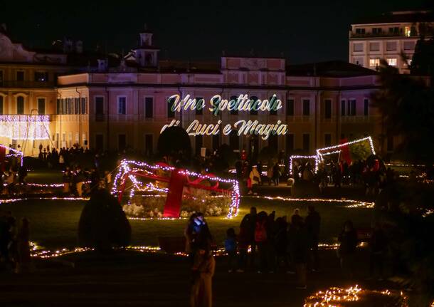 Si accende lo spettacolo di luci natalizie a Varese