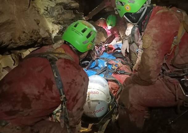 Le immagini delle operazioni di salvataggio nella grotta di Bueno Fonteno