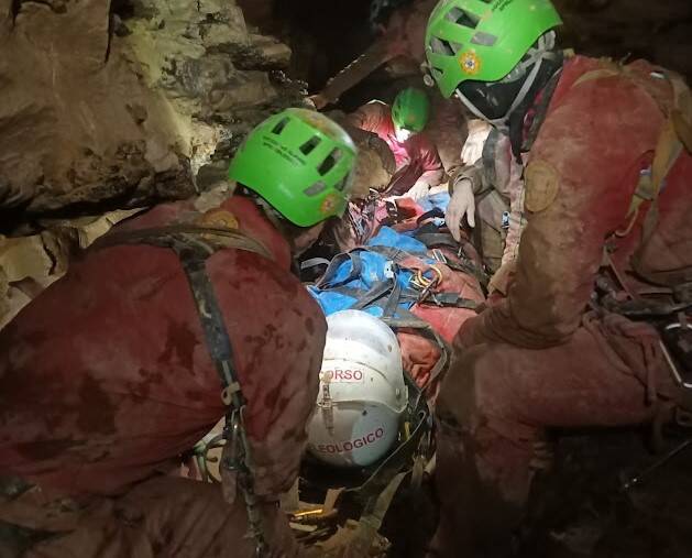 Soccorso alpino grotta di Bueno Fonteno