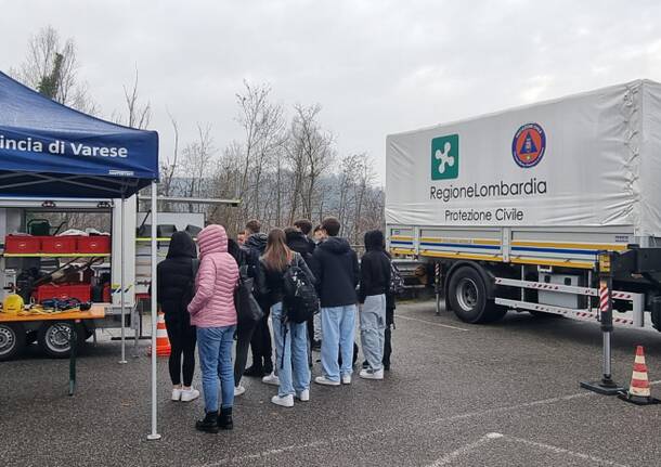 Studenti keynes in visita alla colonna mobile della Protezione Civile