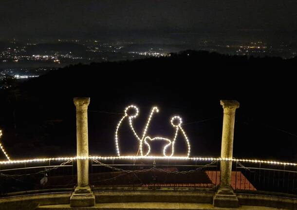 Tra lucine e presepi, si accende la magia di Natale al sacro Monte di Varese