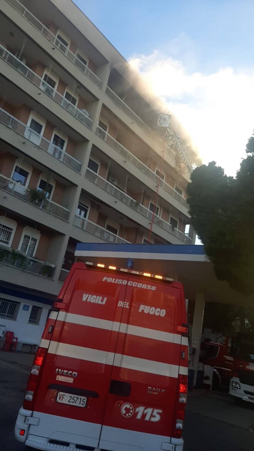 Vigili del fuoco in via Carlo Porta a Legnano