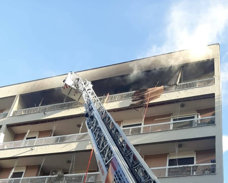 Vigili del fuoco in via Carlo Porta a Legnano 