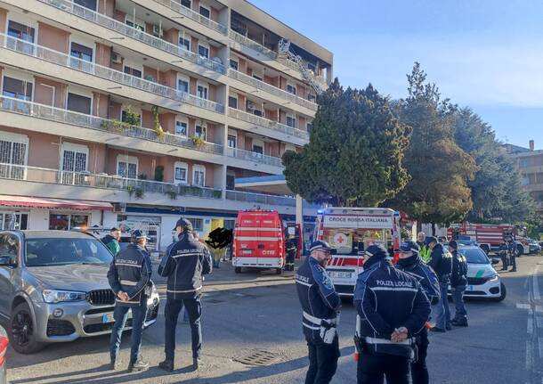 Incendio in un appartamento tra il Sempione e via Carlo Porta. Evacuata una palazzina