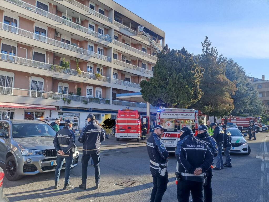 Vigili del fuoco in via Carlo Porta a Legnano 