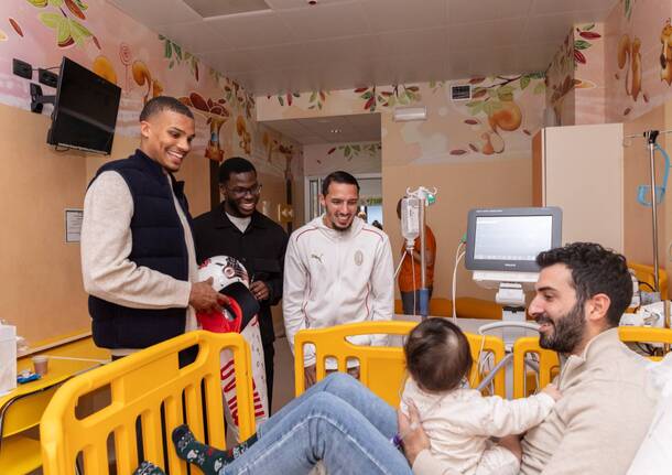 Visita dei giocatori del Milan all’ospedale del Ponte