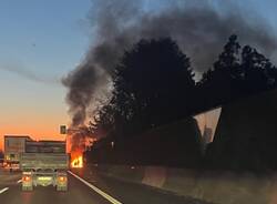 Auto in fiamme A8